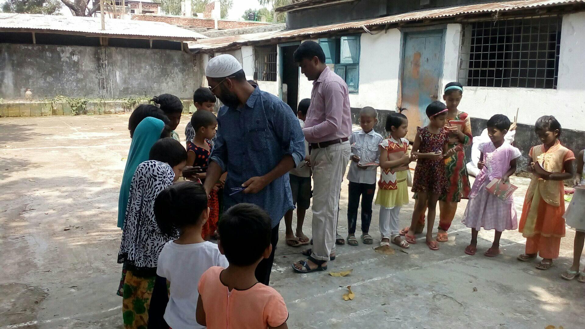 শিক্ষার্থীদের মাঝে শিক্ষা উপকরণ বিতরণের একাংশ, বগুড়া